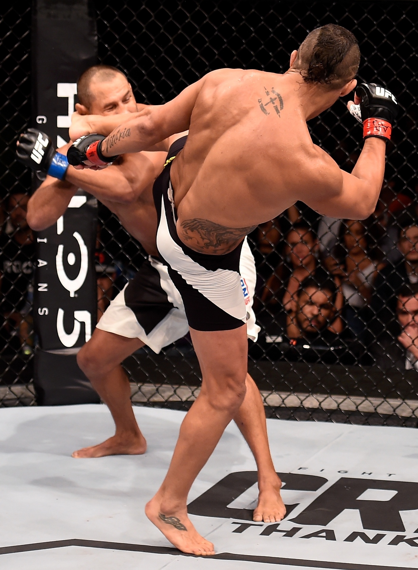 Vitor Belfort acerta chute em Ben Henderson durante disputa do UFC em São Paulo - Buda Mendes/Zuffa LLC/Getty Images
