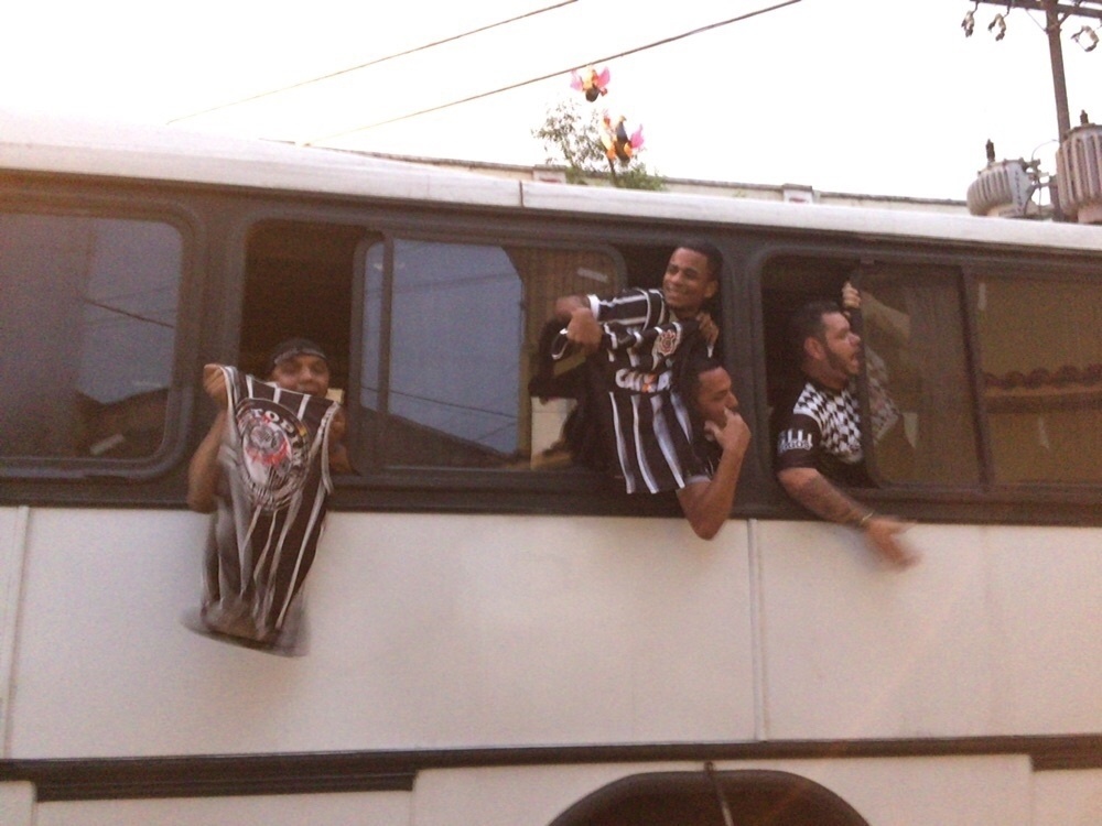 Ônibus com torcedores do Corinthians chegam a São Januário - Pedro Ivo Almeida/UOL