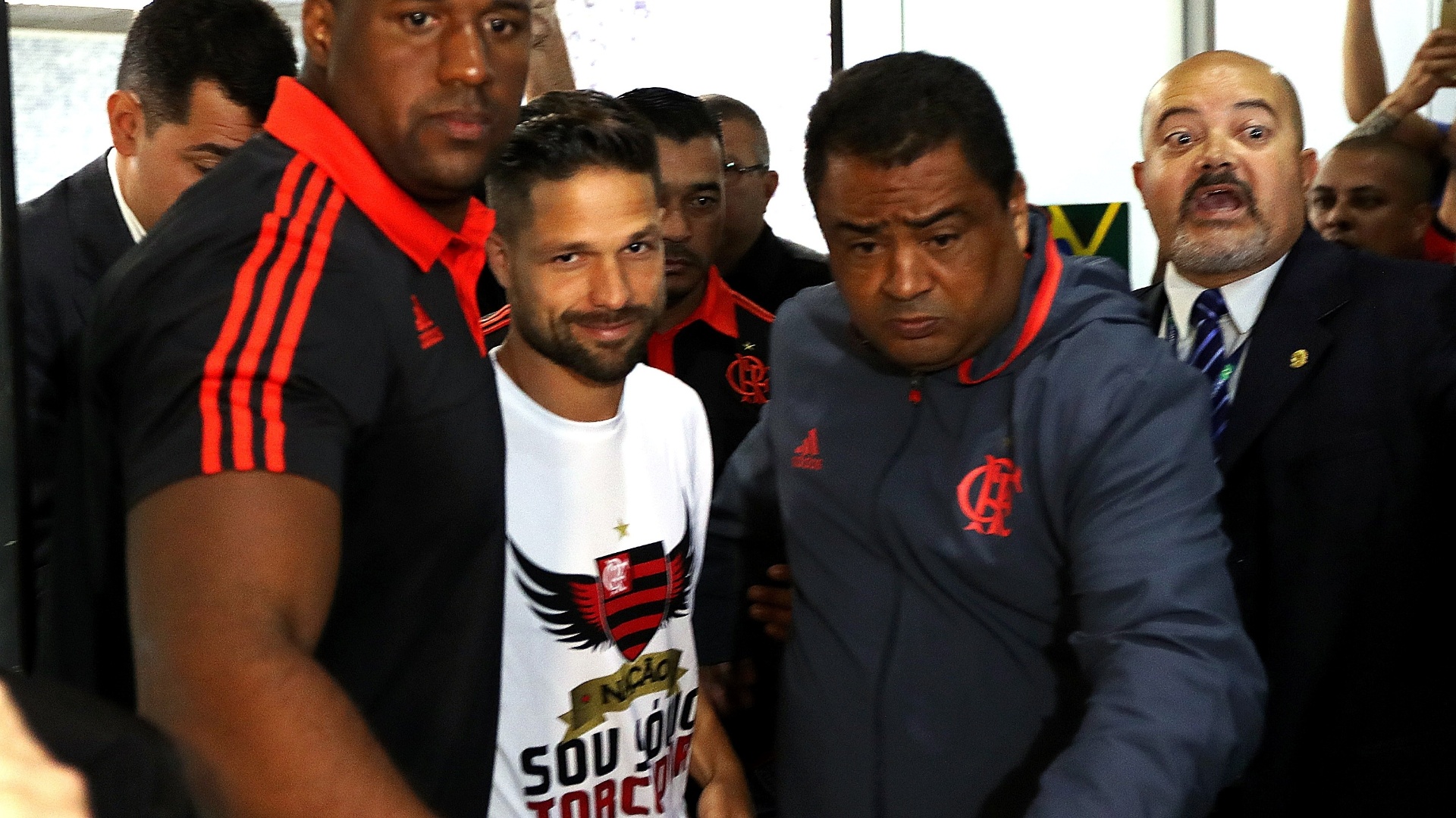 Cercado de seguranças, Diego desembarca no Aeroporto Santos Dumont, no Rio de Janeiro - Júlio César Guimarães/ UOL