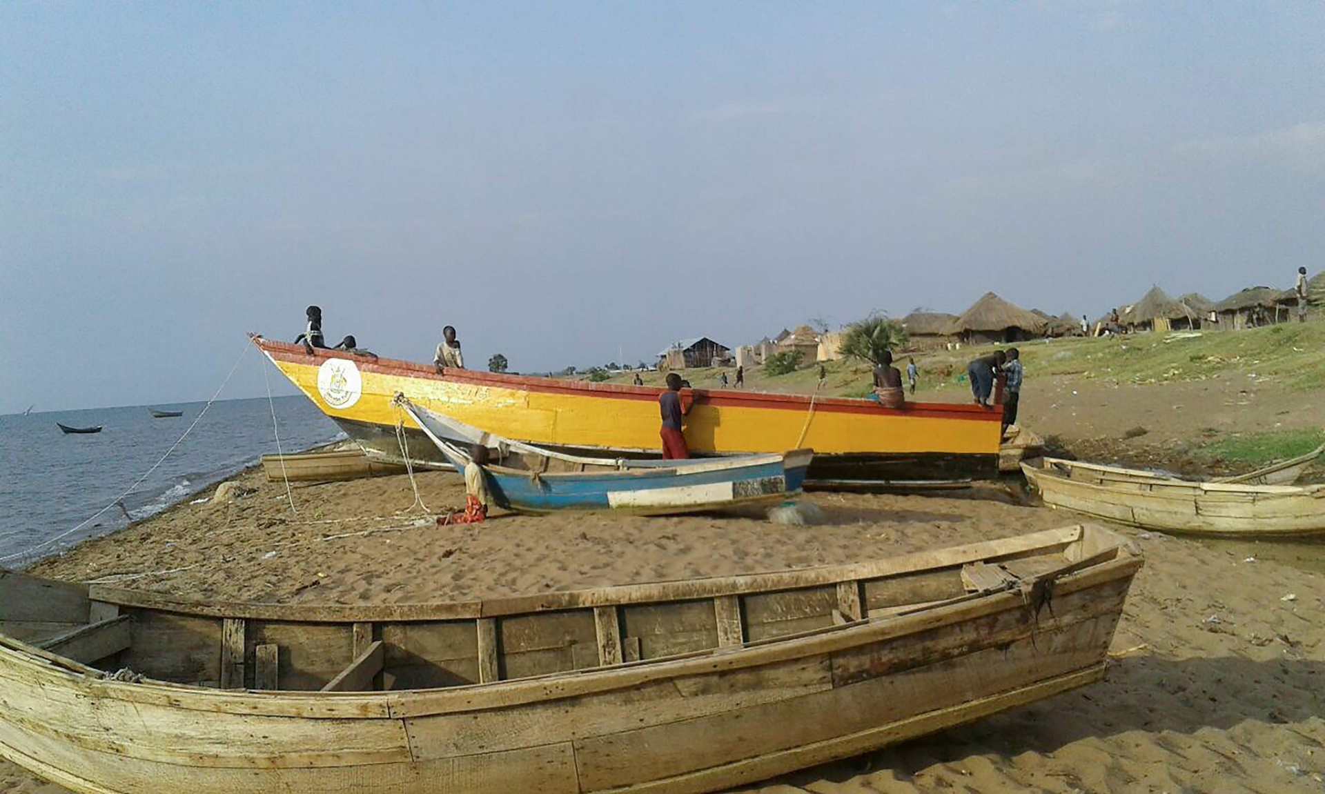 Um acidente de barco em Uganda registrou pelo menos nove mortes, segundo a imprensa local. A embarcação transportava 45 pessoas, entre torcedores e jogadores de um time amador local, quando afundou no Lago Alberto. Inicialmente, 15 pessoas sobreviveram - AFP Photo
