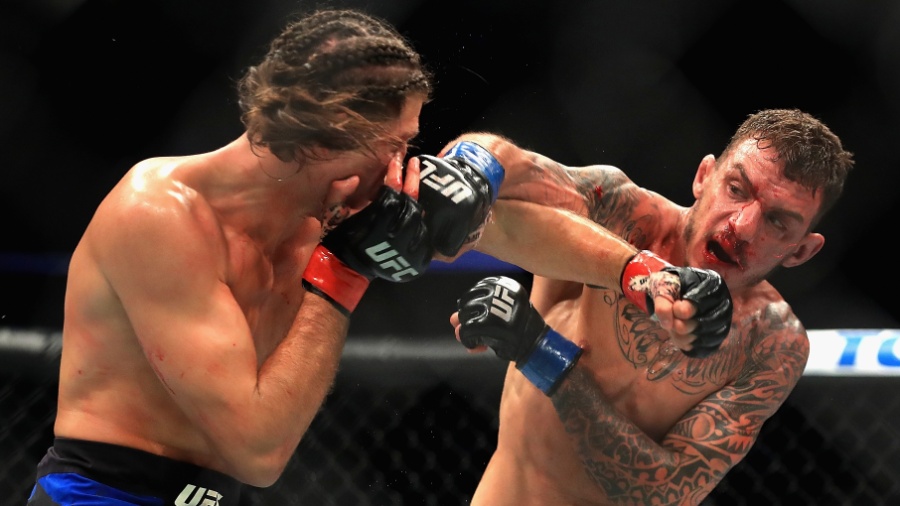 Brian Ortega acerta o brasileiro Renato Moicano em luta válida pelo card preliminar do UFC 214 - Sean M. Haffey/Getty Images