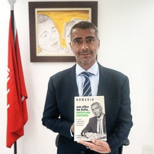 Romário com seu livro sobre os bastidores do mundo da bola - Divulgação