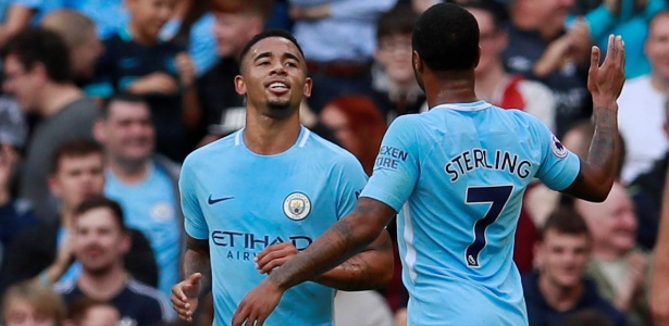 Gabriel Jesus comemora o primeiro gol do Manchester City contra o Stoke - Jason Cairnduff/Reuters