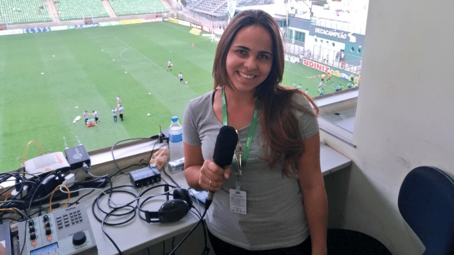 Isabelly Morais em ação: jornalista foi contratada pela Band e narrará Brasileirão Feminino - Reprodução/Twitter