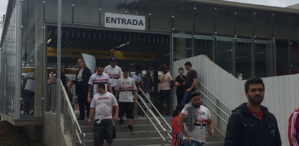 Torcida do São Paulo chegando de metrô para o jogo com o Flamengo no Morumbi