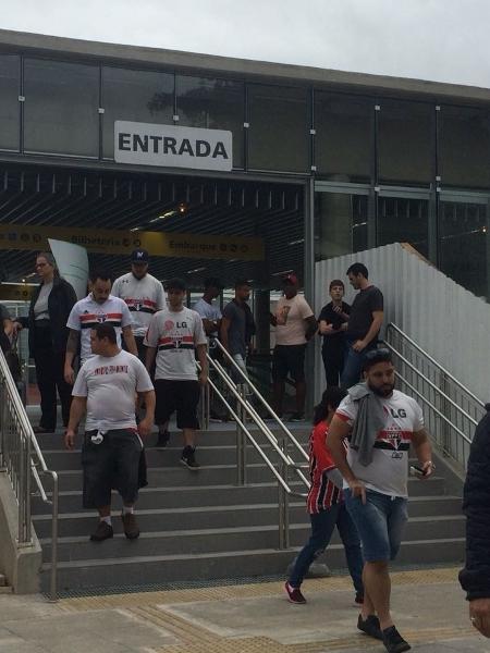 Torcida do São Paulo chegando na estação "São Paulo-Morumbi" do metrô paulistano - Leandro Miranda/UOL