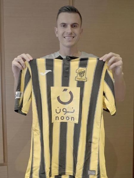 Marcelo Grohe posa com a camisa do Al-Ittihad, seu novo clube - Reprodução
