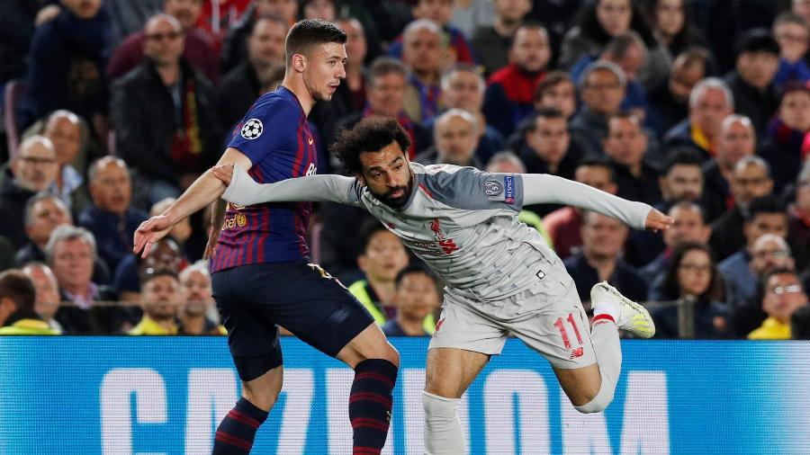 Clement Lenglet marcando Mohamed Salah em jogo entre Barcelona e Liverpool - ALBERT GEA/REUTERS