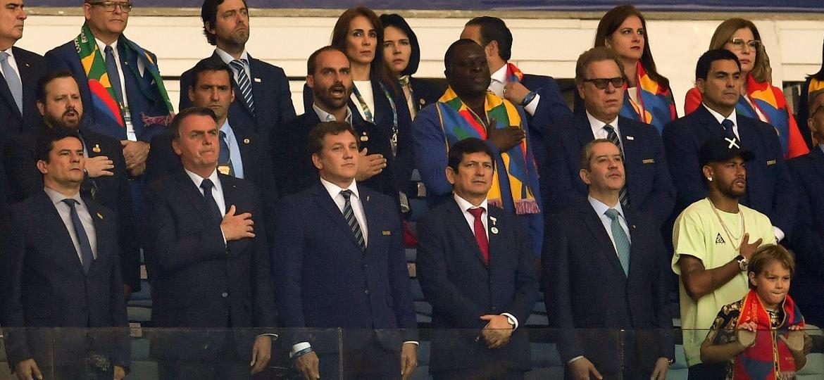 Presidente da Conmebol, Alejandro Domínguez ficou ao lado de Jair Bolsonaro durante a final do torneio - Pedro UGARTE / AFP