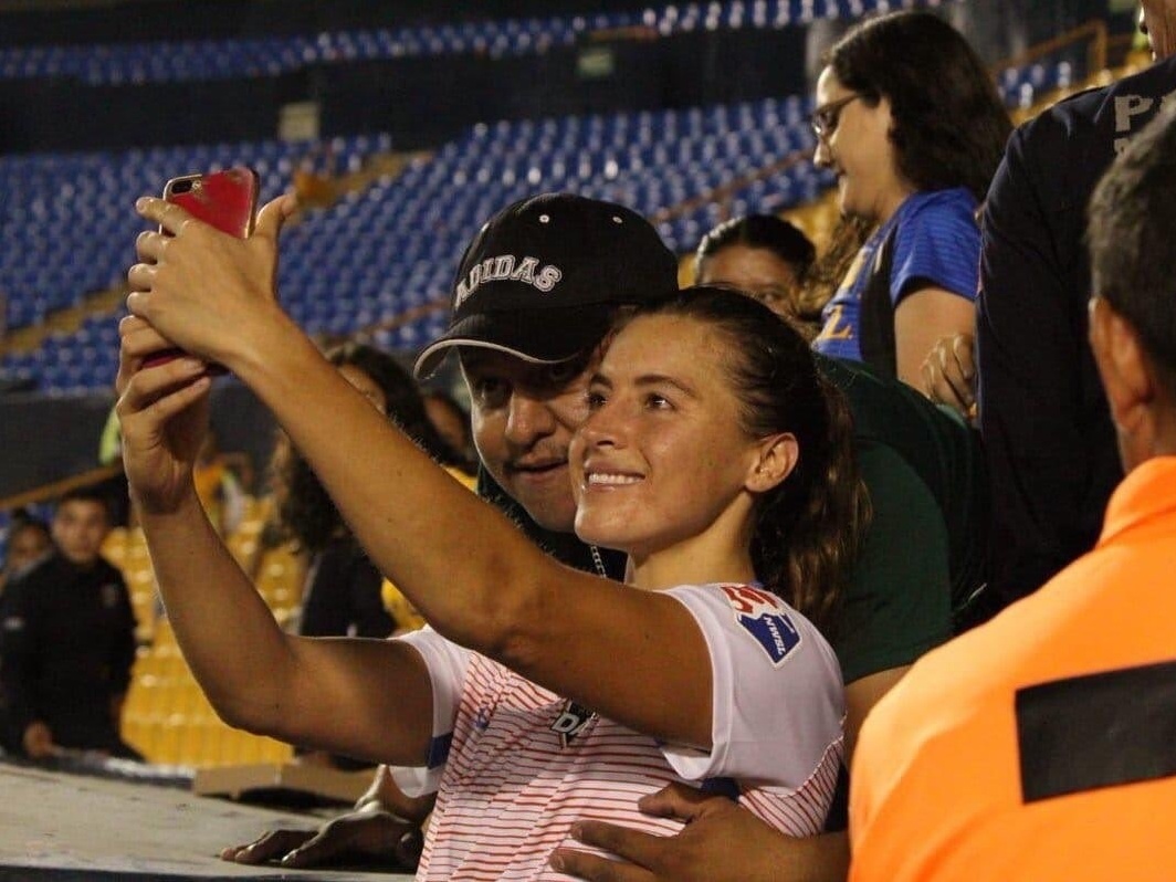 Tigres diz que banirá torcedor que apalpou seios de jogadora durante foto -  10/10/2019 - UOL Esporte