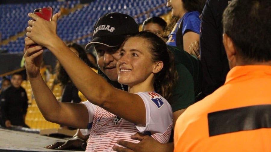 Torcedor que apalpou seios da jogadora Sofia Huerta durante foto será banido pelo Tigres - reprodução/Twitter