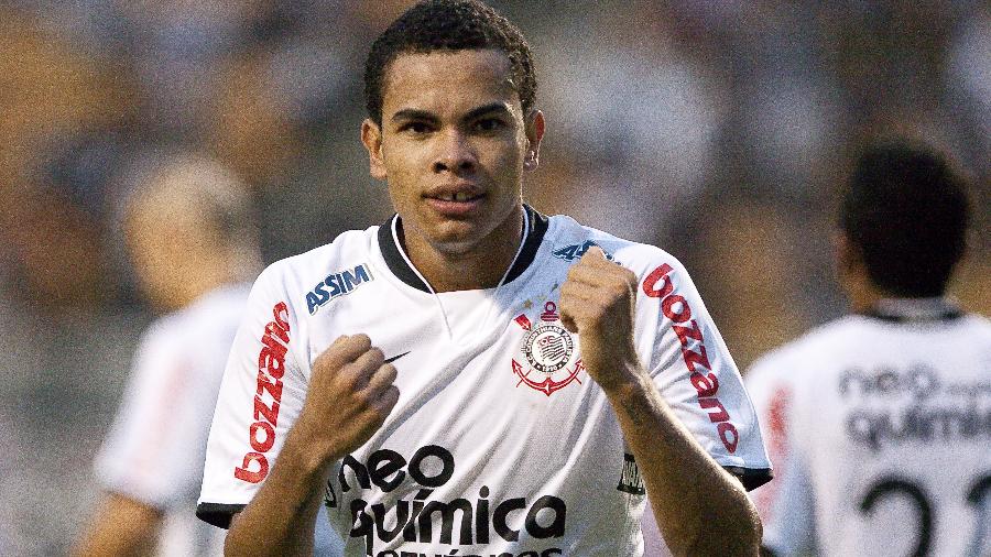 Dentinho celebra gol marcado pelo Corinthians na temporada 2010: atacante fez 55 gols pelo clube - Rubens Cavallari/Folhapress