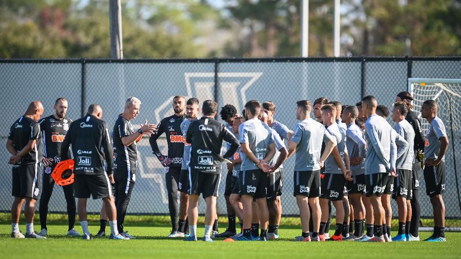Tiago Nunes conversa com os jogadores do Corinthians durante treino para a Florida Cup - Divulgação/Florida Cup