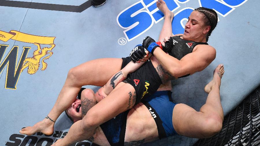 Jennifer Maia aplica golpe em Joanne Calderwood durante UFC em Las Vegas - Chris Unger/Zuffa LLC via Getty Images