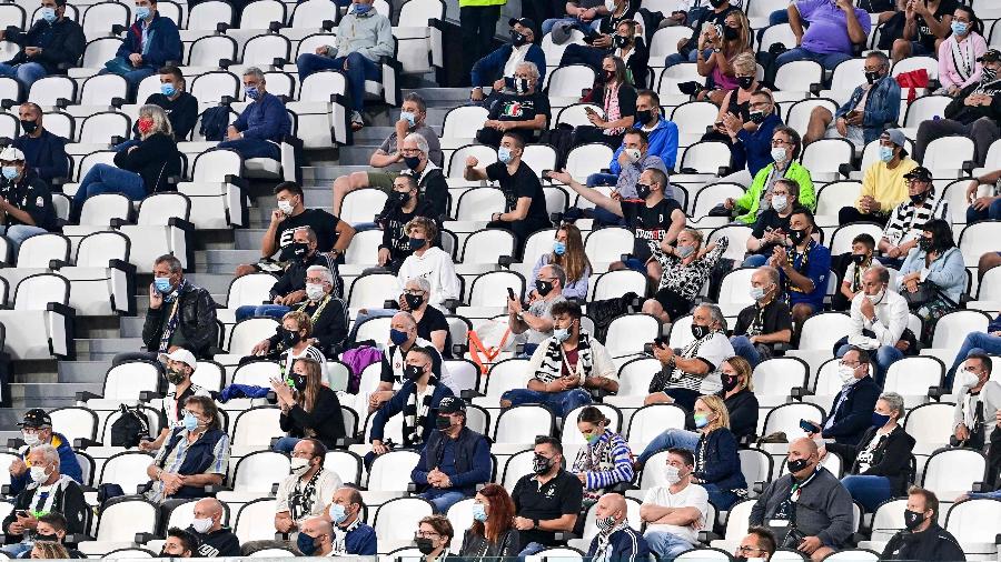Público em partida entre Juventus e Sampdoria, pelo Campeonato Italiano; jogos na Itália podem ter até 1 mil torcedores - MIGUEL MEDINA / AFP