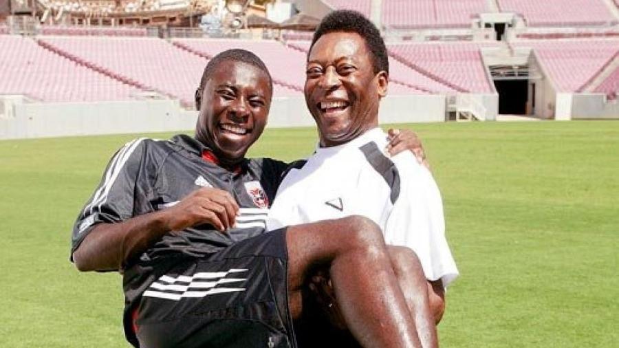 Pelé carrega Freddy Adu, que muita gente acreditava que seria seu sucessor - Reprodução