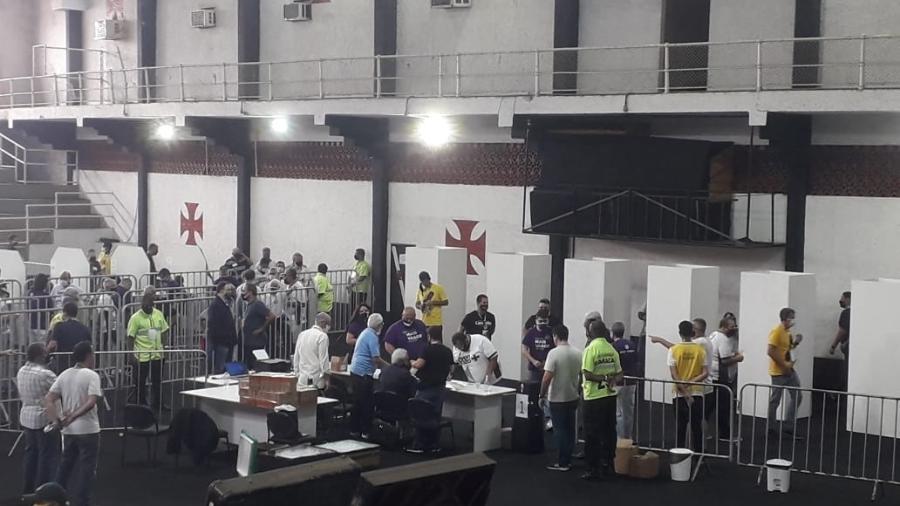 Sócios votam na eleição do Vasco no ginásio de São Januário - Alexandre Araújo / UOL Esporte