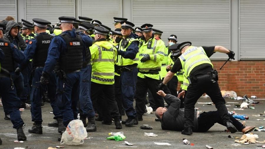 Polícia intervém em protesto de torcedores do Manchester United no Estádio de Old Trafford - Oli Scarff/AFP