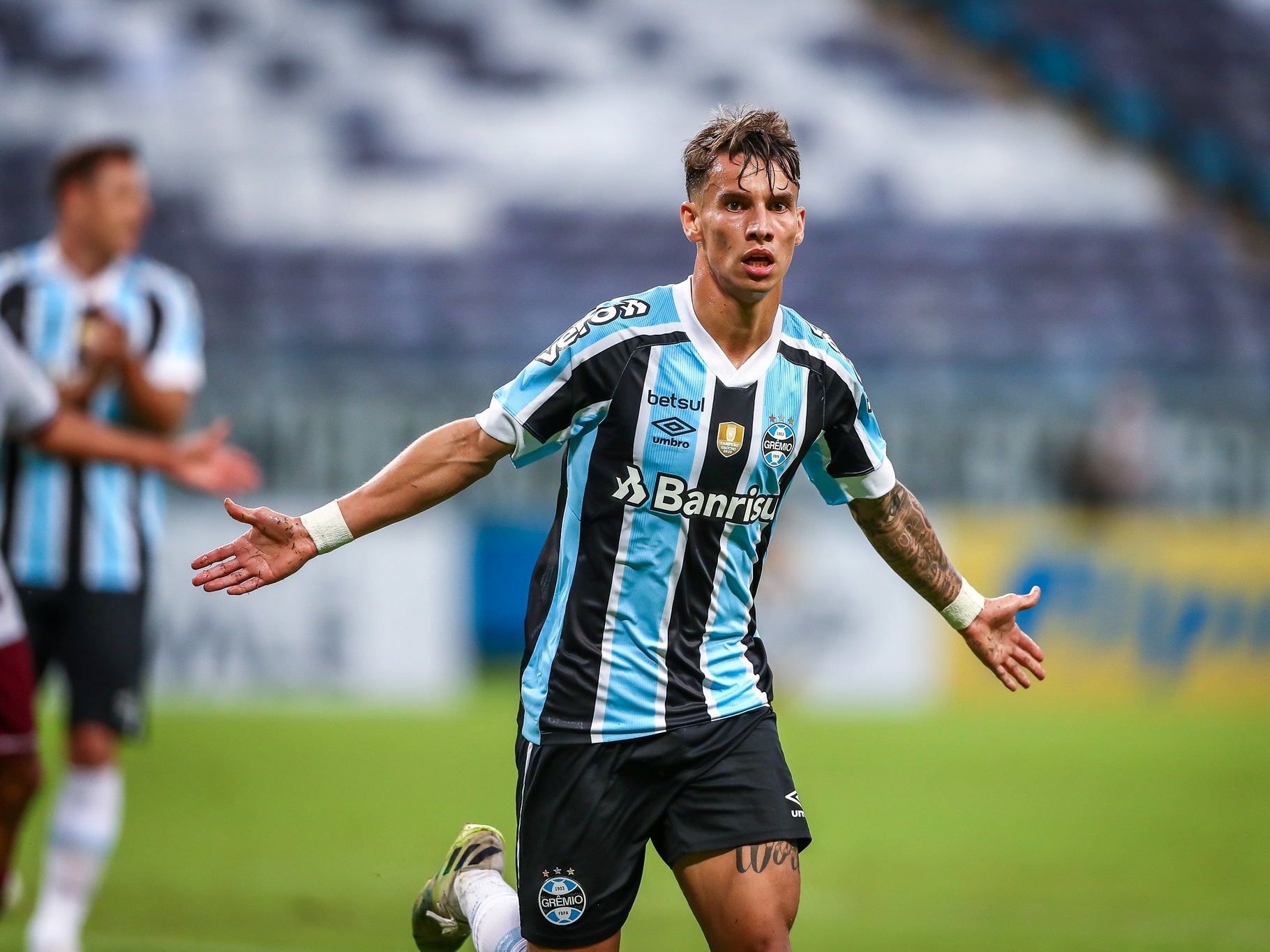 Caxias anuncia atacante do Grêmio que tem multa milionária