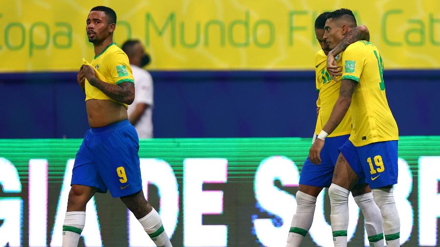Gabriel Jesus caminha na frente de Neymar e Raphinha, abraçados em jogo da seleção - Buda Mendes/Getty Images