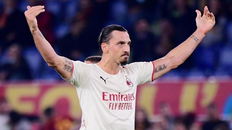 Ibrahimovic comemora gol na vitória do Milan contra a Roma - REUTERS