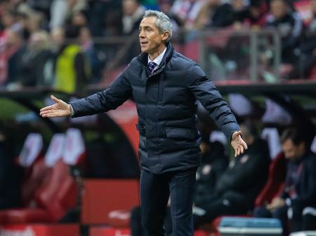 Paulo Sousa orienta jogadores da seleção da Polônia durante jogo contra a Hungria em novembro de 2021 - Mikolaj Barbanell/SOPA Images/LightRocket via Getty Images