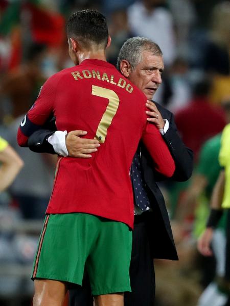 Fernando Santos e Cristiano Ronaldo se abraçam em jogo de Portugal - NurPhoto/NurPhoto via Getty Images