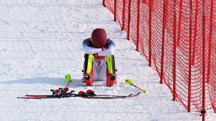 Mikaela Shiffrin, dos Estados Unidos, lamenta após disputa no ski alpino slalom no National Alpine Skiing Centre, durante os Jogos Olímpicos de Inverno de Pequim 2022. 8/02/2022 - Zhang Chenlin