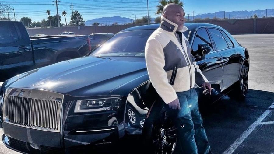Mike Tyson posa ao lado do Rolls Royce Ghost - Reprodução/Instagram