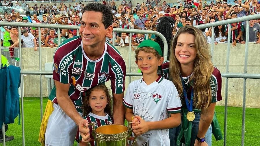 Ganso, ao lado da família, após conquistar o título do Carioca com o Fluminense - Reprodução/Instagram