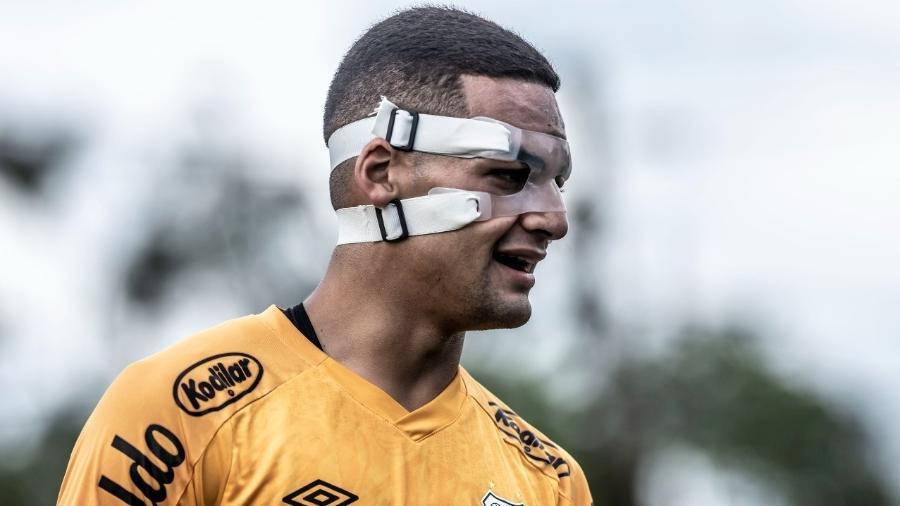 O zagueiro Kaiky começou a usar máscara de proteção facial no treino - Ivan Storti/ Santos FC