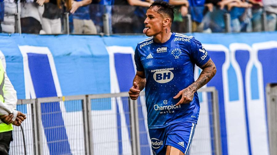 Edu, do Cruzeiro, comemora seu gol sobre a Ponte Preta pela Série B - FÁBIO BARROS/AGÊNCIA F8/ESTADÃO CONTEÚDO
