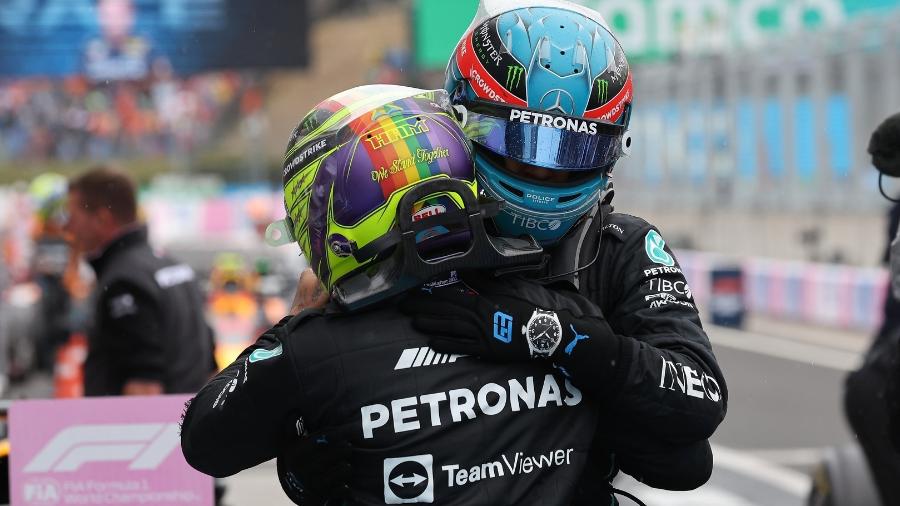 Lewis Hamilton e George Russell se abraçam ao fim do GP da Hungria, última prova antes das férias da F1 - Steve Etherington/Mercedes