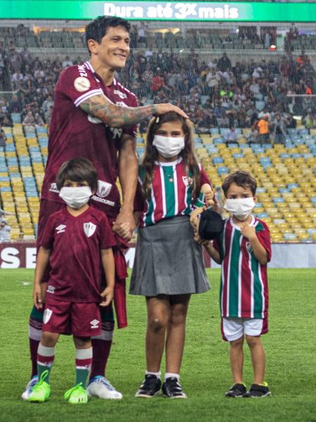 Cano, atacante do Fluminense, entrou em campo ao lado da torcedora Clara, de 8 anos - Leonardo Brasil/FFC