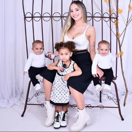 Pamella Costa Souza posa com Lauren, sua filha mais velha, e com os filhos gêmeos de Rodrygo: Rayan e Ravy - Reprodução/Instagram