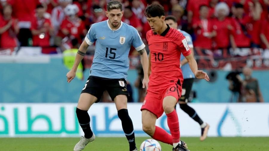 Valverde, do Uruguai, e Jae Sung Lee, da Coreia do Sul, disputam a bola durante a partida da Copa do Mundo - Jeroen van den Berg/Soccrates/Getty Images
