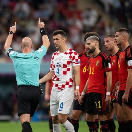 Árbitro Anthony Taylor invalida pênalti a favor da Croácia contra a Bélgica, após checar o VAR - Sebastian Frej/MB Media/Getty Images