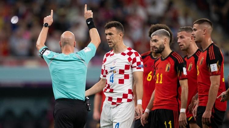 Árbitro Anthony Taylor invalida pênalti a favor da Croácia após checar o VAR - Sebastian Frej/MB Media/Getty Images - Sebastian Frej/MB Media/Getty Images