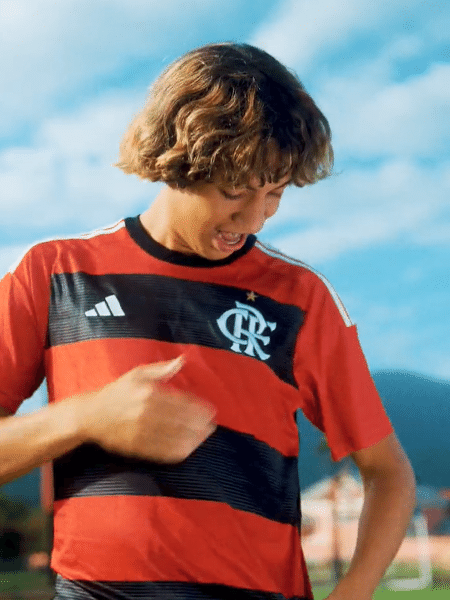 O influencer Xurrasco com a camisa do Flamengo no Ninho do Urubu. - Reprodução/Mercado Livre