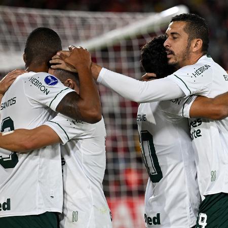 Jogadores do Goiás comemoram gol sobre o Santa Fe, pela Sul-Americana - Juan Barreto/AFP