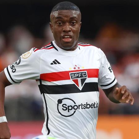 Jhegson Méndez disputa lance pelo São Paulo em clássico contra o Santos