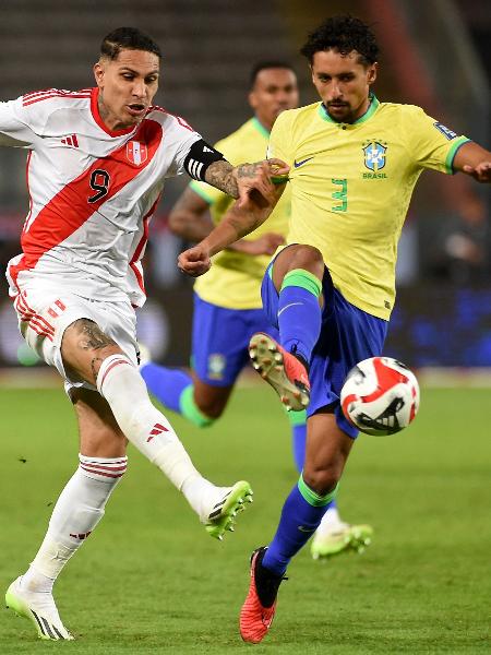 Paolo Guerrero, do Peru, e Marquinhos, autor do gol Brasil no final do segundo tempo, disputam a bola em partida das Eliminatórias