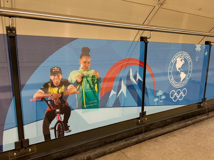 Rebeca em cartaz no metrô de Santiago