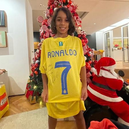 Filho do lateral Marcelo com camisa de Cristiano Ronaldo