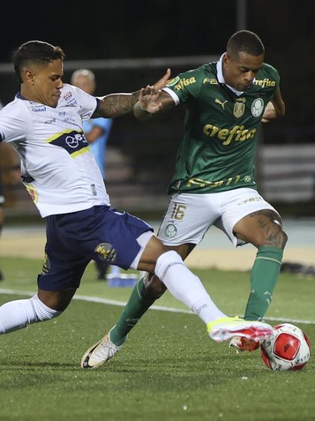 Caio Paulista em ação durante Santo André x Palmeiras, confronto do Campeonato Paulista