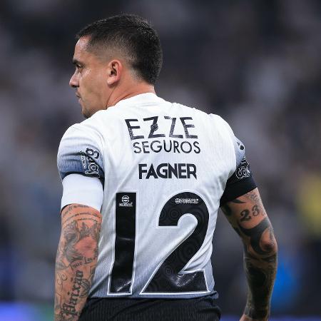Fagner, do Corinthians, usando a camisa 12 em homenagem a Cássio no jogo contra o América-RN, pela Copa do Brasil