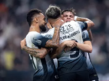Corinthians periga, mas respira com gol no fim e avança na Copa do Brasil