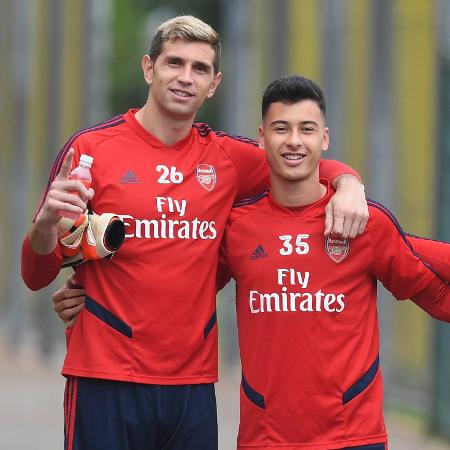 Emiliano Martínez e Martinelli atuaram juntos entre 2019 e 2020 no Arsenal