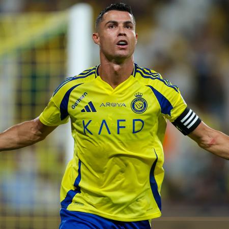 Cristiano Ronaldo comemora gol do Al-Nassr diante do Al-Raed em jogo do Campeonato Saudita - Yasser Bakhsh/Getty Images