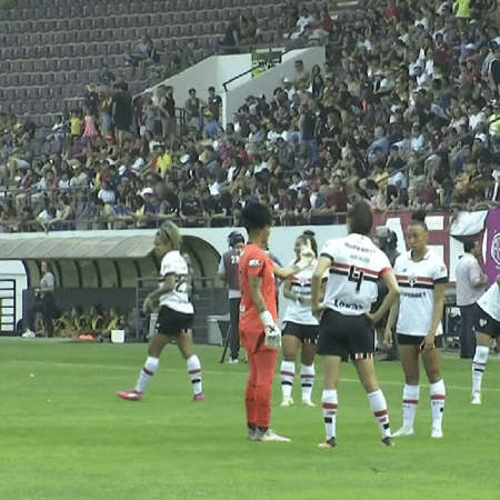 Jogadoras esperam início de jogo por falta de desfibrilador em Ferroviária x São Paulo - Reprodução/SporTV